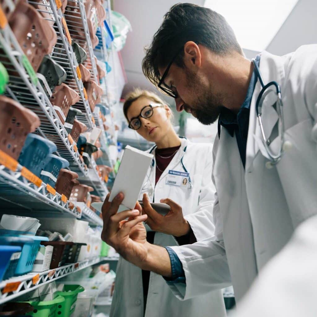 Deux pharmaciens hospitaliers examinent les médicaments