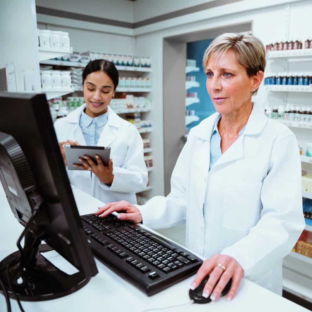 deux pharmaciennes regardent un écran