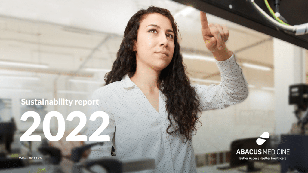 Une femme regarde un écran - Rapport de durabilité 2022